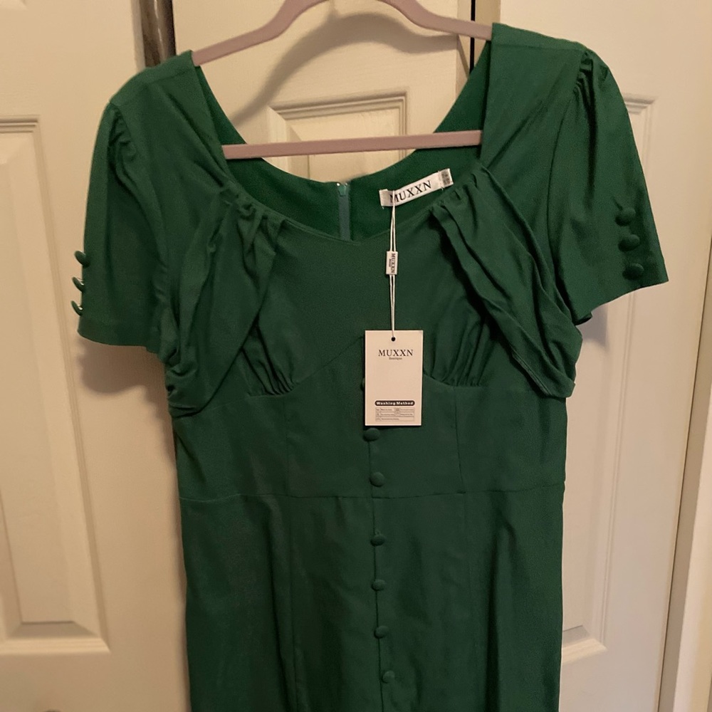 Green 40’s style pin up dress—great for cocktail party or night out!